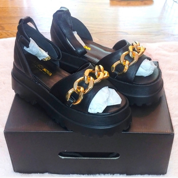 BNWT Fashion Nova Chunky Sandals. Size 7 but fit 7.5 - Picture 8 of 8